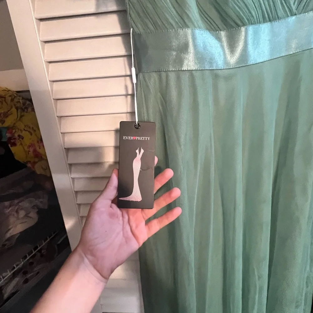 Green Bridesmaid Dress Size Small NWT Model is 5’5 120 lbs - Picture 5 of 5